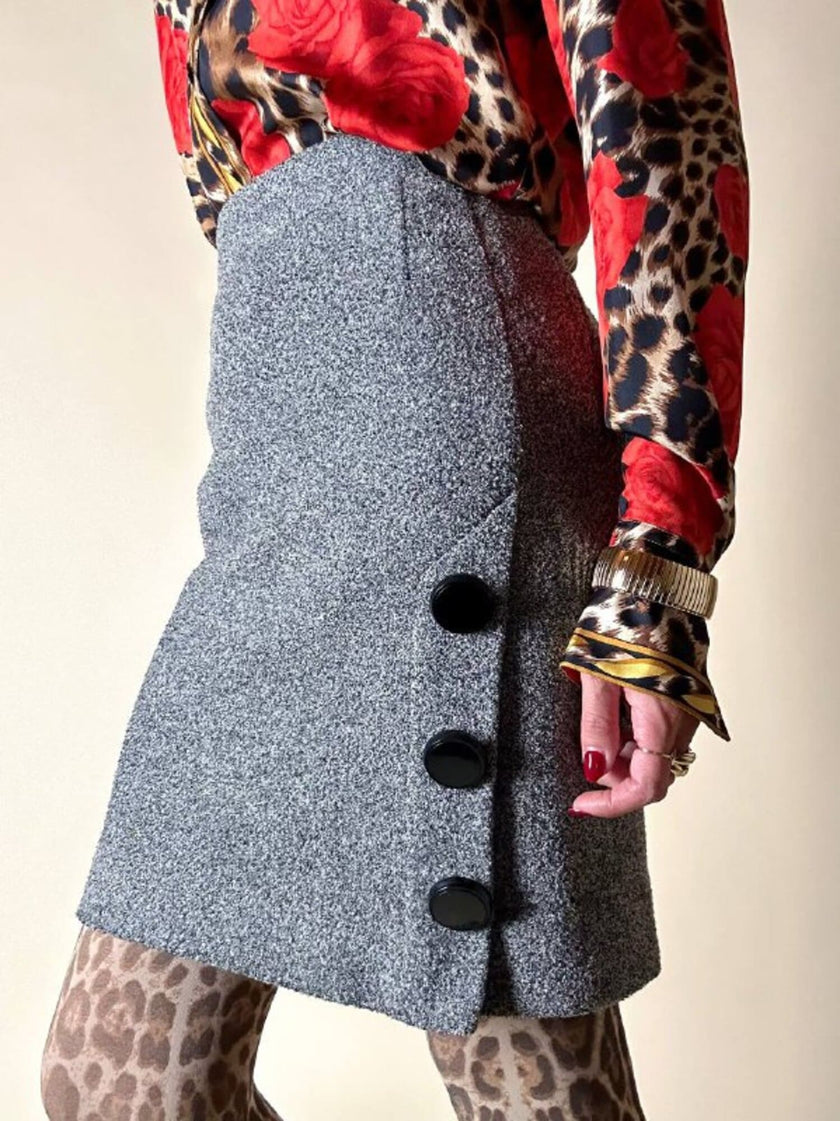 Minigonna grigia in lana bouclé con maxi bottoni neri “Yves Saint Laurent”