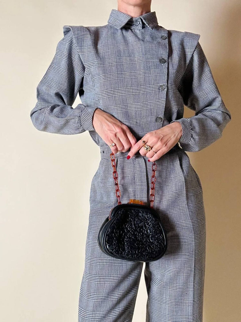 Borsa vintage in pelle nera goffrata con chiusura a scatto e catena in resina ambrata