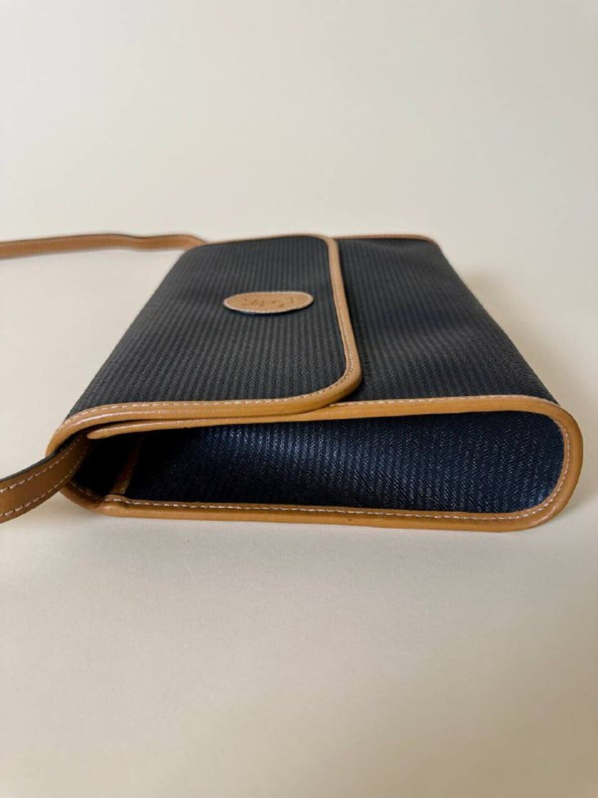 Borsa messenger in pelle nera stampata con profili cuoio “Yves Saint Laurent”