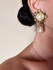 Clip dorate a forma di fiore con perle pendenti “Yves Saint Laurent”
