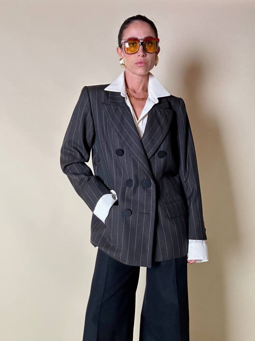 Blazer doppiopetto in rasato di lana grigio gessato con maxi bottoni neri  “Yves Saint Laurent”