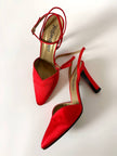 Décolleté vintage Yves Saint Laurent in raso di seta rosso lacca con cinturino alla caviglia