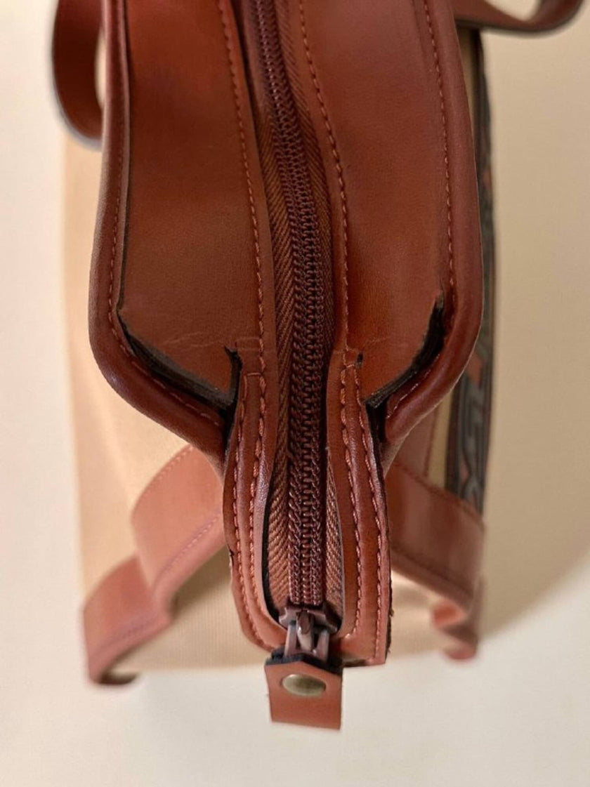 Borsa Yves Saint Laurent in canvas beige con profili color cuoio e motivo greca con logo