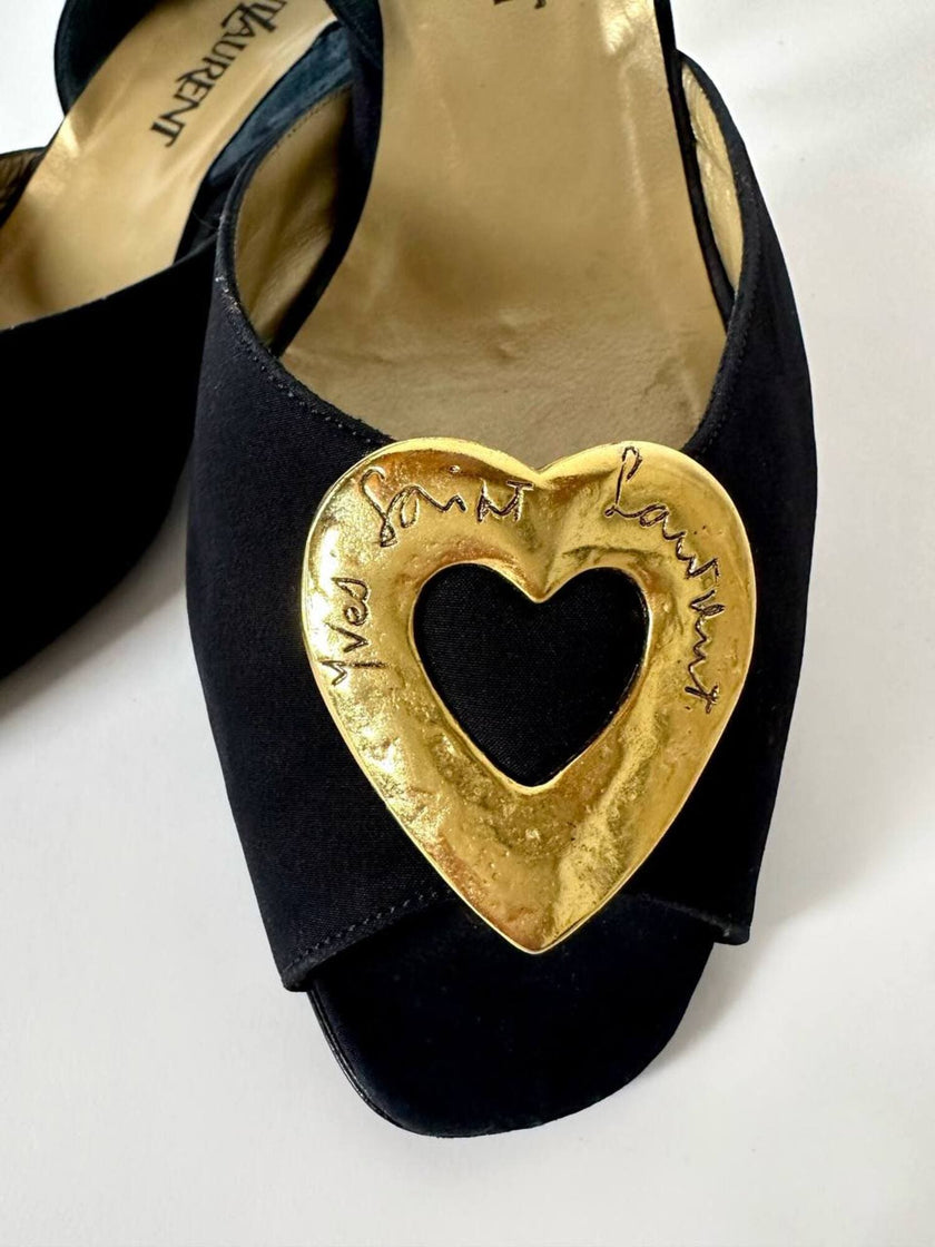Sandali vintage Yves Saint Laurent in Crêpe de Chine nero con maxi cuori dorati