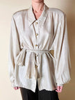 Camicia vintage in seta greige con sciarpina plissé e bottoni gioiello dorati