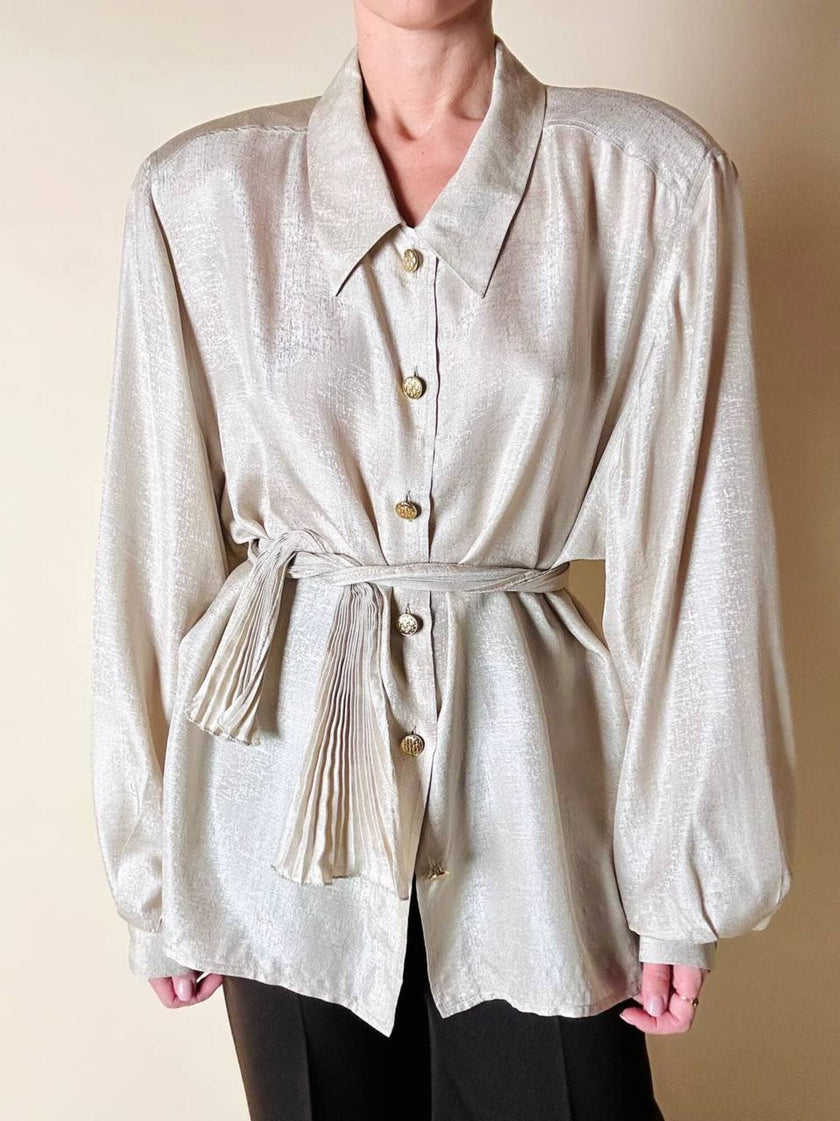 Camicia vintage in seta greige con sciarpina plissé e bottoni gioiello dorati