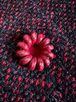 Gonna sartoriale A-Line in lana bouclé grigio antracite e rosso con bottoni in pelle