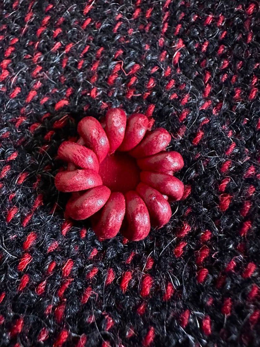 Gonna sartoriale A-Line in lana bouclé grigio antracite e rosso con bottoni in pelle