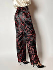 Pantalone vintage a vita alta in raso jacquard nero e rosso fantasia bambù e fiori di prugno