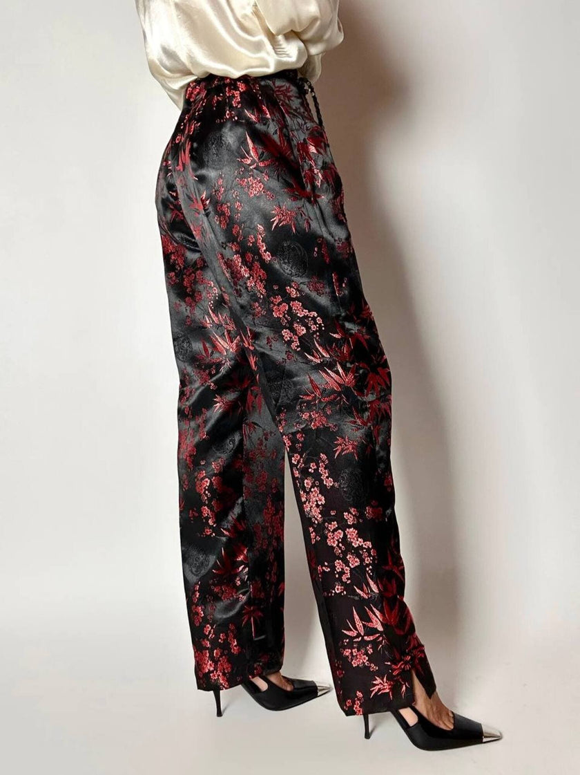 Pantalone vintage a vita alta in raso jacquard nero e rosso fantasia bambù e fiori di prugno