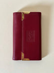 Portachiavi trifold Yves Saint Laurent in pelle rosso granata con dettagli dorati e logo YSL a caldo