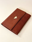 Pochette Yves Saint Laurent in saffiano color cuoio con accessorio logato oro