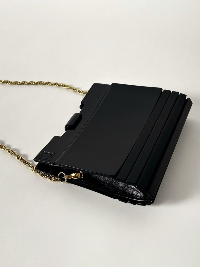 Borsa vintage Fendi in lucite nera con logo inciso e tracolla a catena dorata
