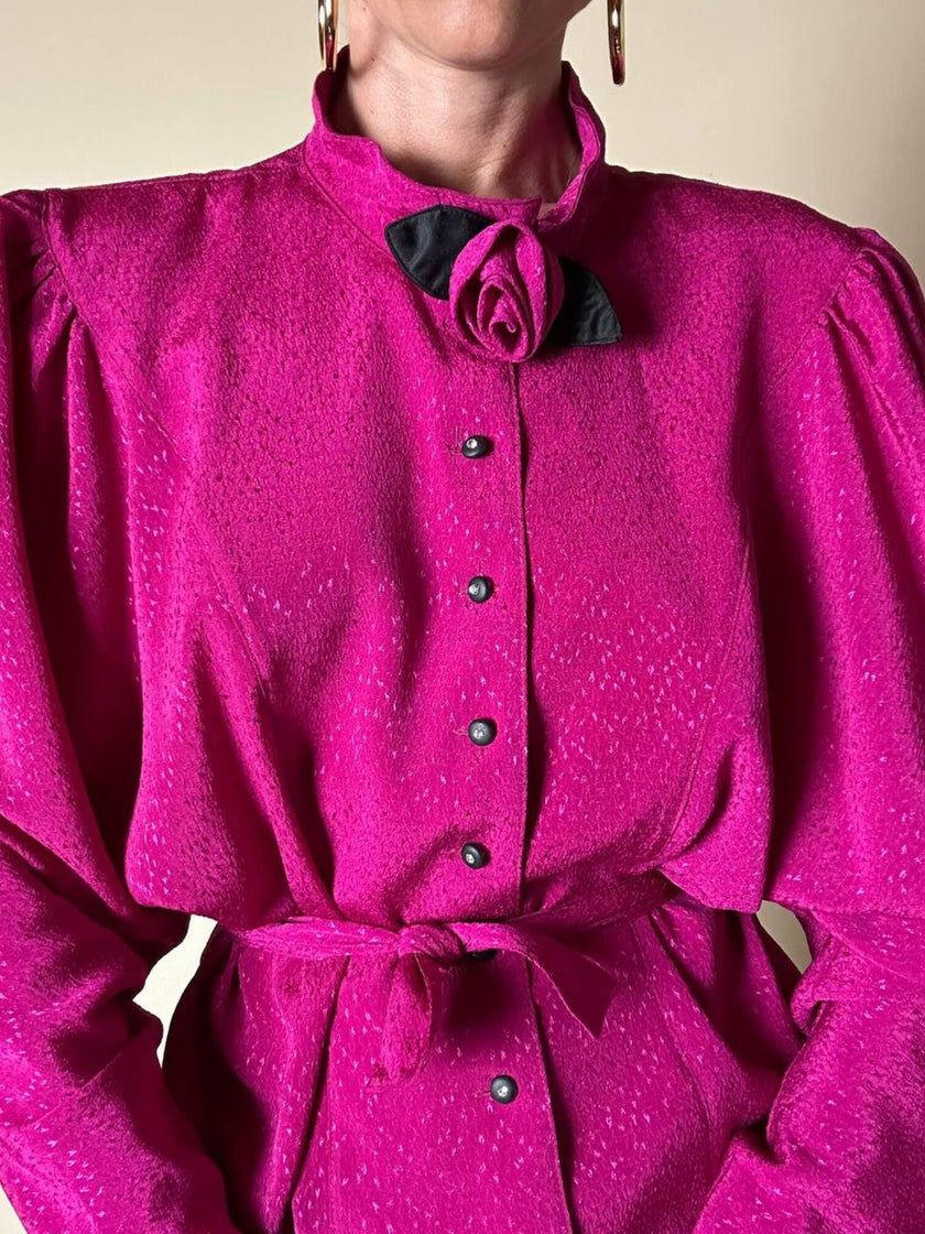 Camicia in crepe color ciclamino con spilla a forma di rosa e bottoni gioiello “Dorette”
