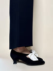 Scarpe vintage Yves Saint Laurent in camoscio nero con maxi fiocchi bianchi
