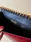 Pochette a quaderno in pelle bordeaux stampa coccodrillo “Moschino”