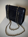 Borsa vintage in pelle nera lucida stampa coccodrillo con manici in catena oro