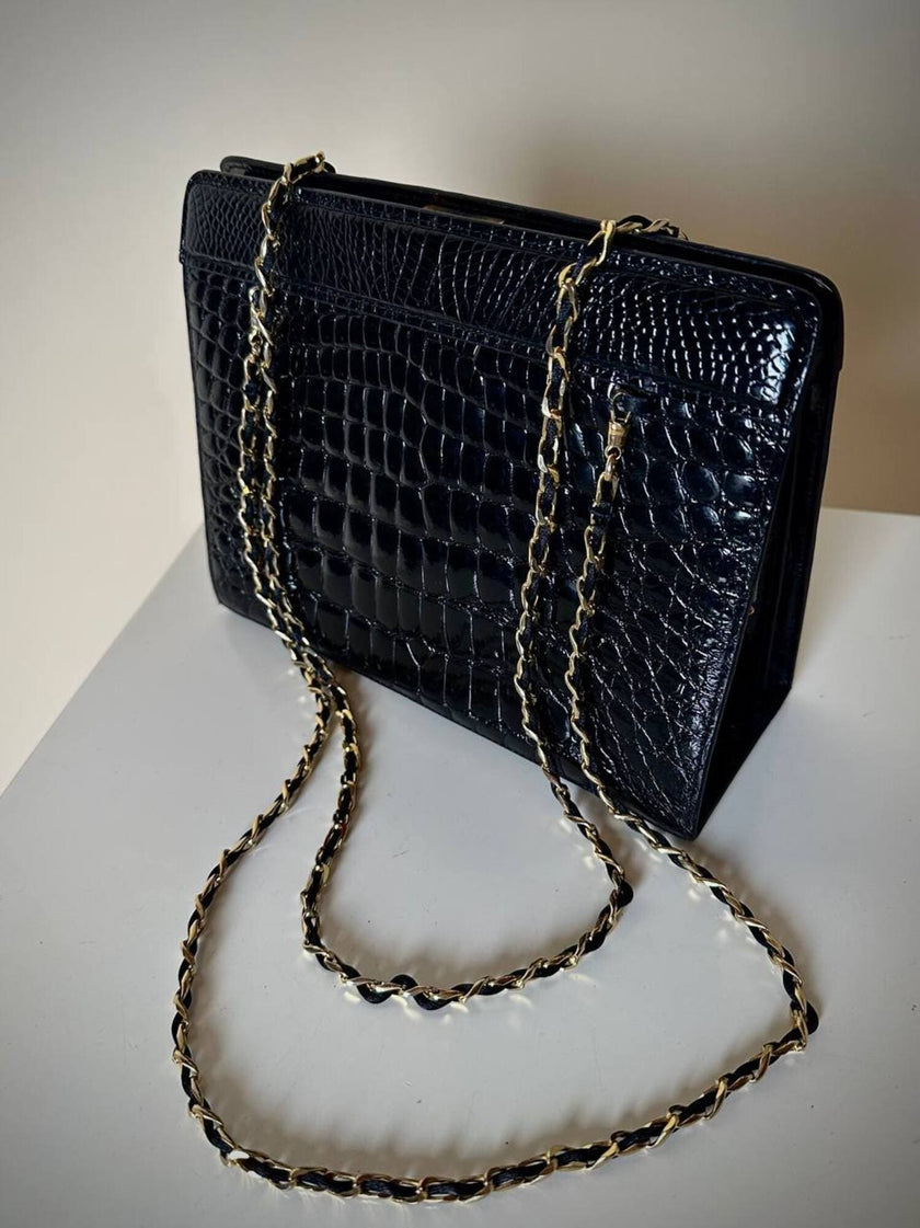 Borsa vintage in pelle nera lucida stampa coccodrillo con manici in catena oro