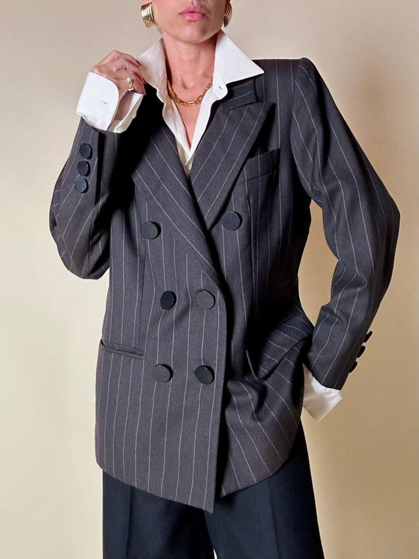 Blazer doppiopetto in rasato di lana grigio gessato con maxi bottoni neri  “Yves Saint Laurent”