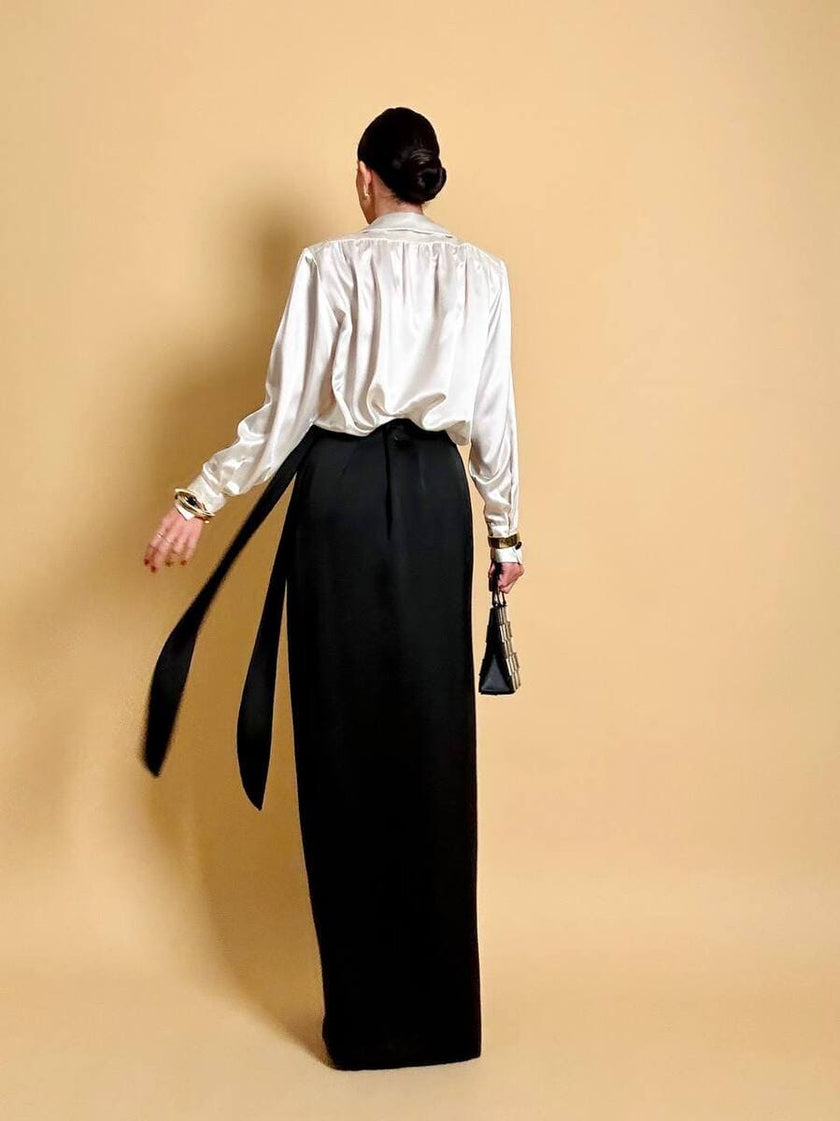 Camicia in raso bianco con fiocco nero “Yves Saint Laurent”