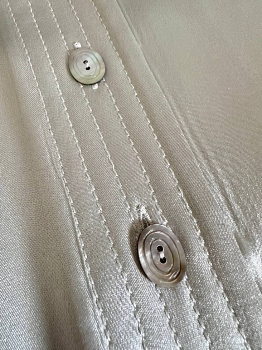 Camicia in raso di seta grigio perla con gemelli in madreperla “Valentino Garavani”