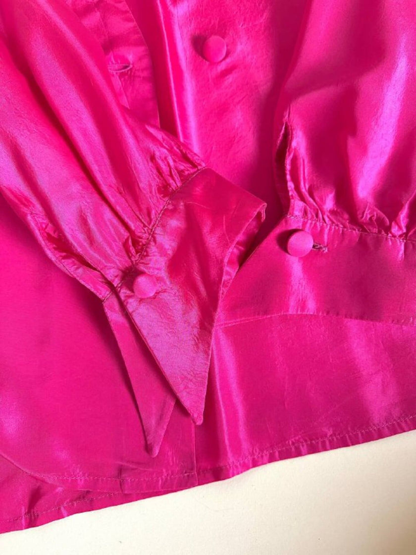 Camicia in taffetà fucsia con chiusura asimmetrica e rosa nel colletto “La Troupe”