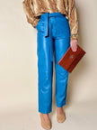Pantalon en cuir bleu céruléen taille haute avec ceinture assortie