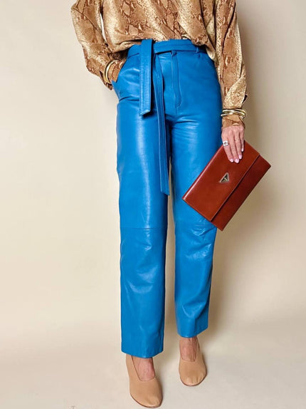 Pantalone in pelle blu ceruleo a vita alta con cintura in coordinato