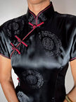 Qipao vintage in raso jacquard nero con profili e alamari neri e rossi