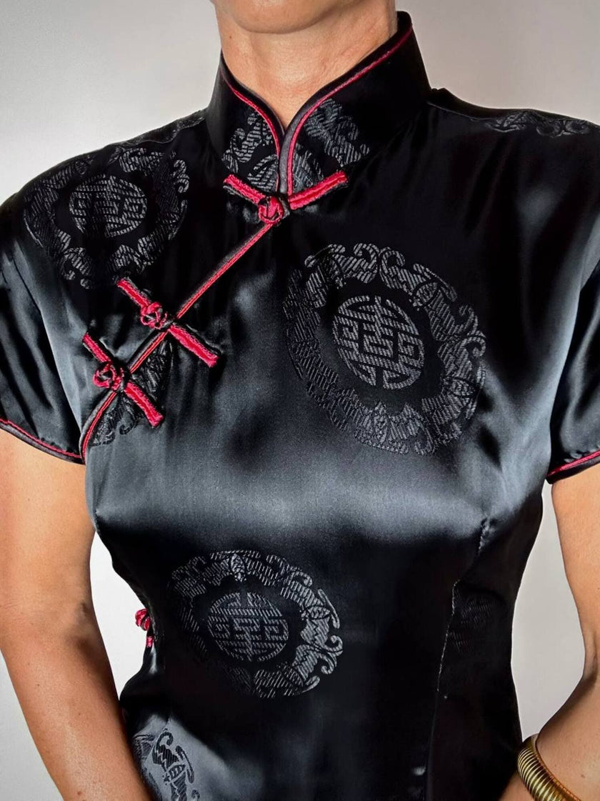 Qipao vintage in raso jacquard nero con profili e alamari neri e rossi