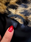 Eco pelliccia leopardata con maxi bottoni neri