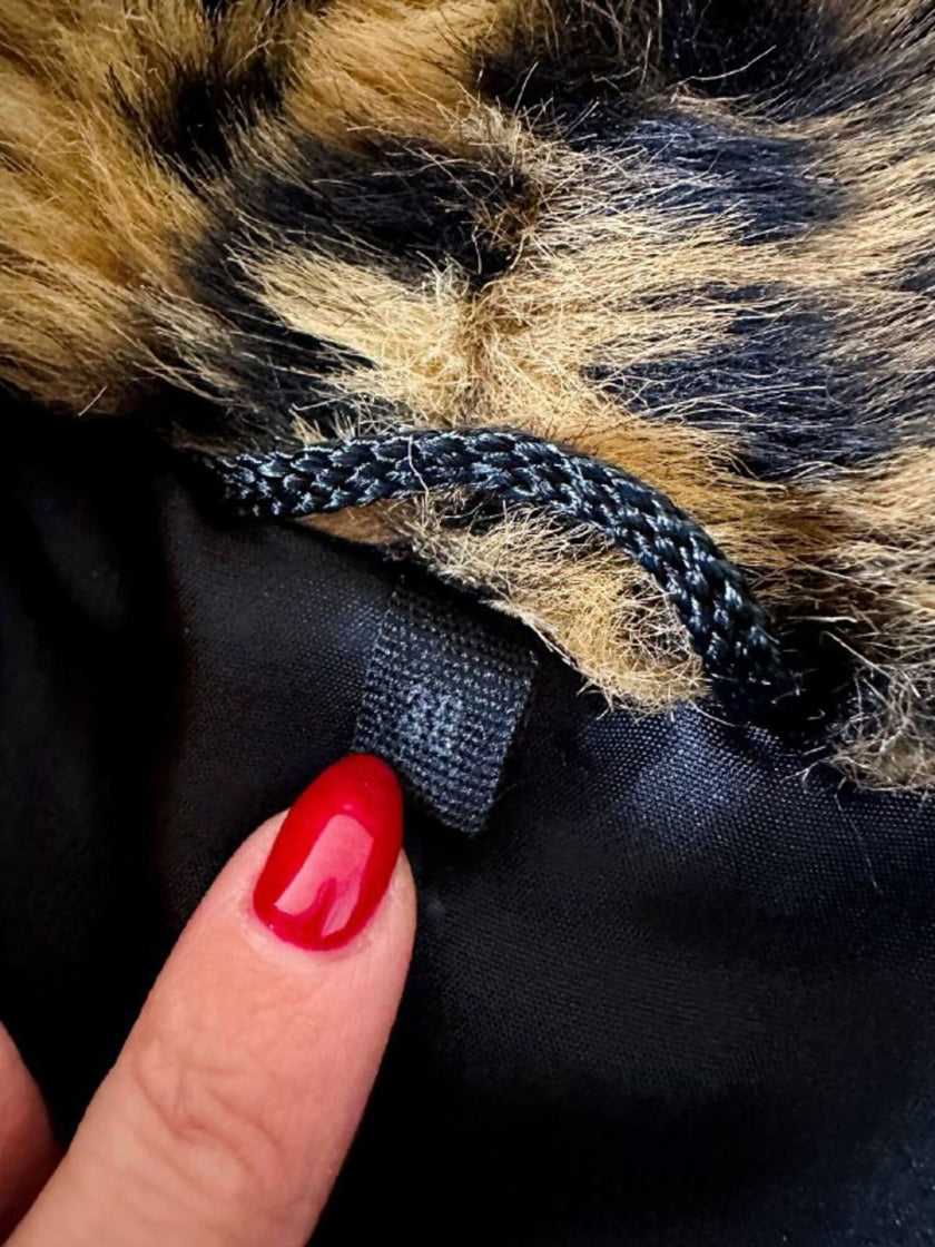 Eco pelliccia leopardata con maxi bottoni neri