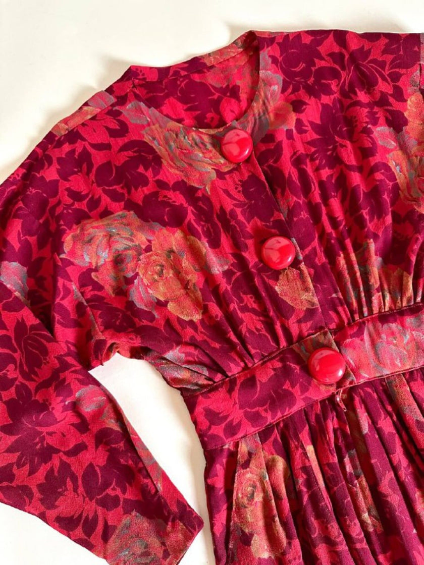 Jumpsuit sartoriale a fantasia floreale nei toni del rosso e maxi bottoni