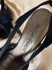 Sandali neri in pelle e raso con fiocco “Yves Saint Laurent”