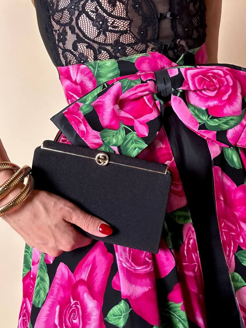 Mini pochette in tessuto nero con chiusura logata color oro “Gucci”