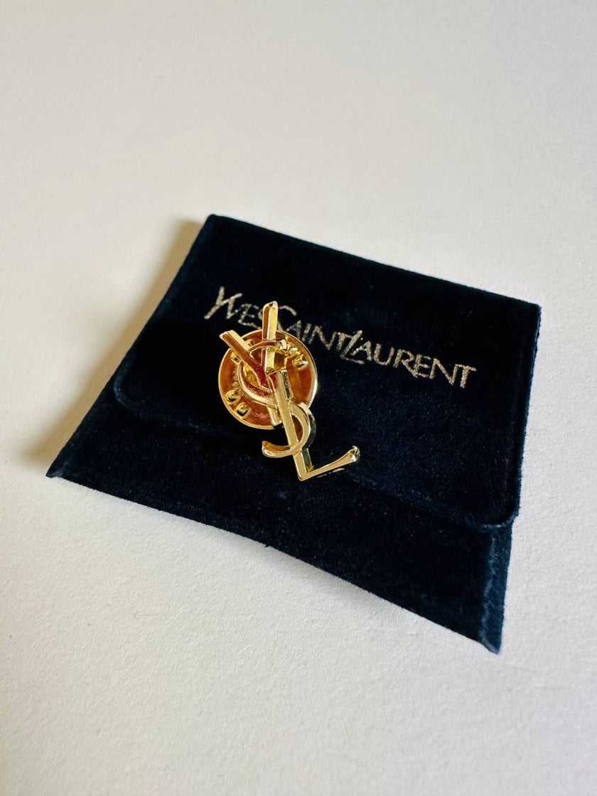 Spilla logo YSL dorata con dust nera “Yves Saint Laurent”