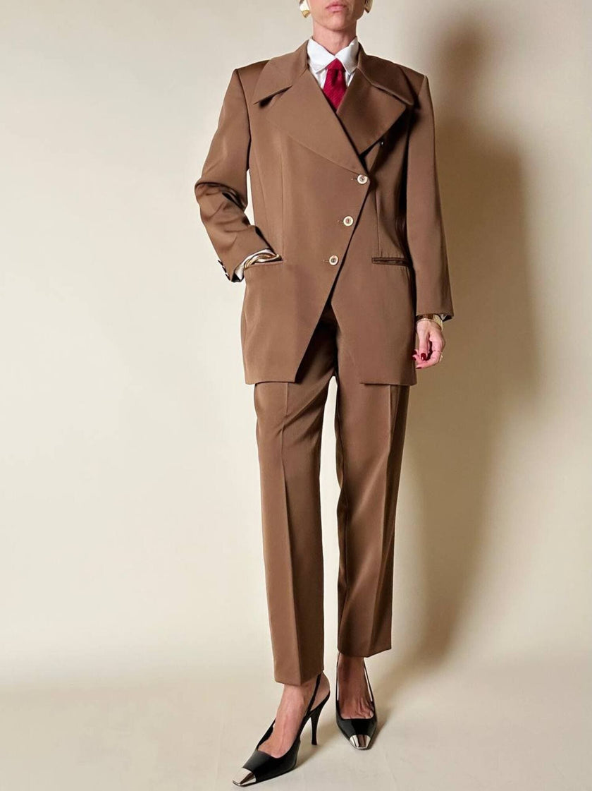 Tailleur giacca/pantalone in rasato di lana color caramello “Byblos”