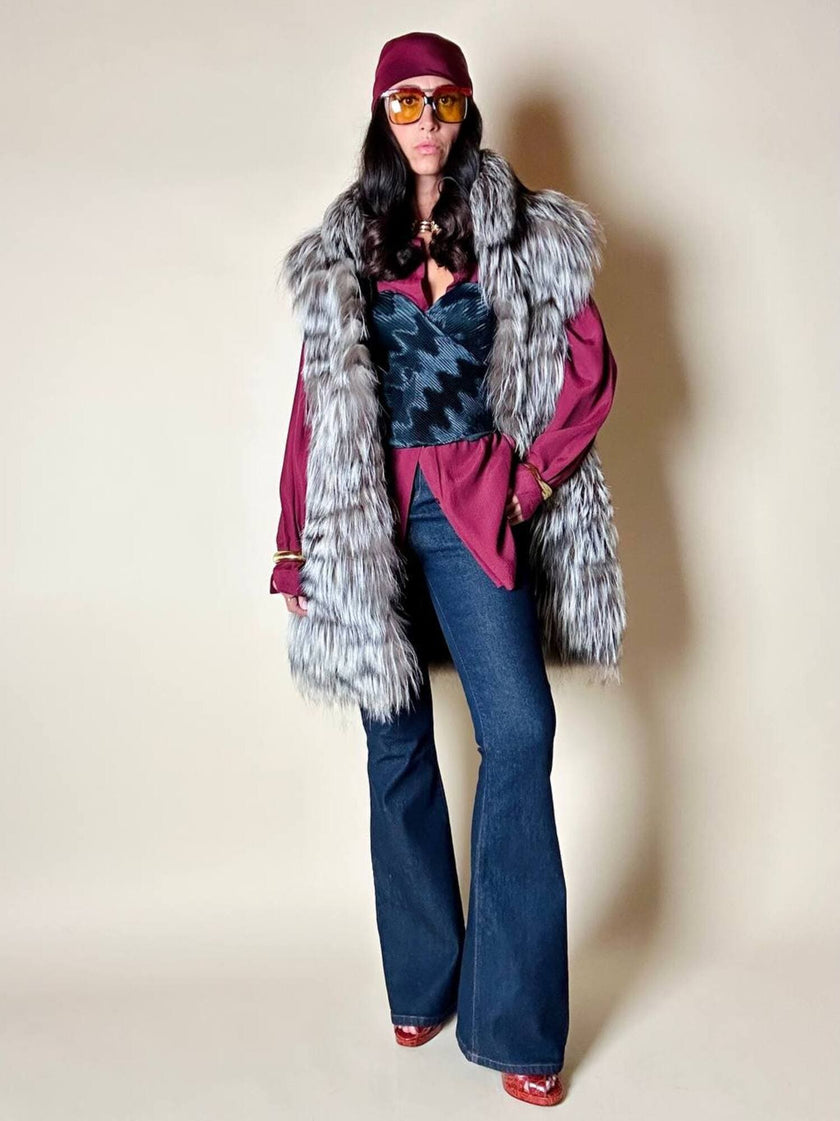 Gilet lungo in volpe argentata con rifiniture in pelle nera