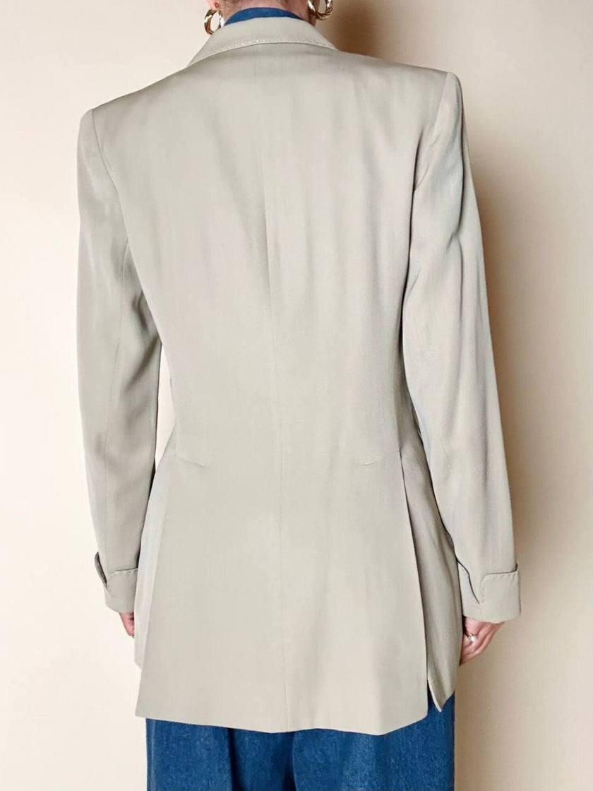 Blazer doppiopetto Ēlectre in rasato di lana beige con taglio ricercato e impunture in tinta
