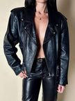Giacca biker vintage in pelle nera con borchie dorate testa di medusa