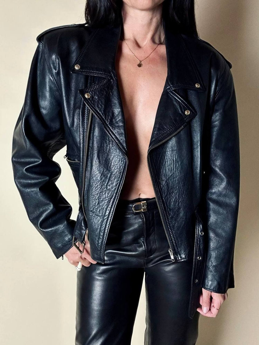 Giacca biker vintage in pelle nera con borchie dorate testa di medusa