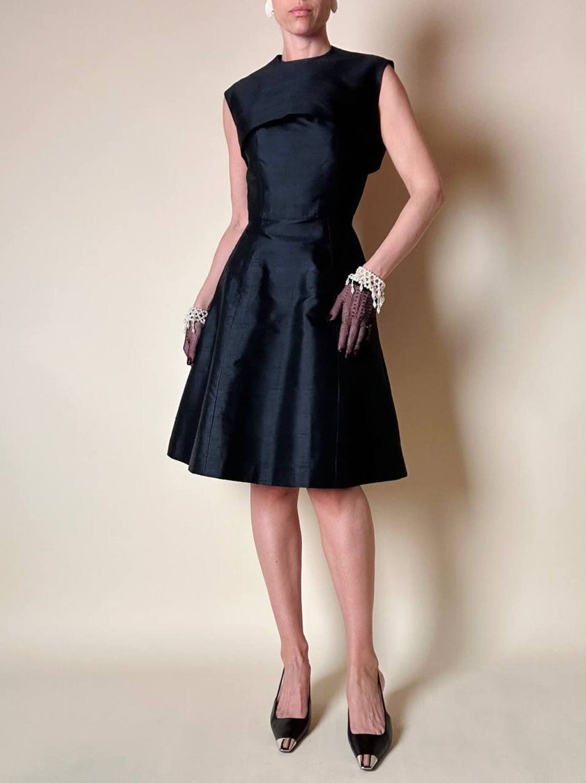Abito sartoriale in shantung nero con bolero in coordinato