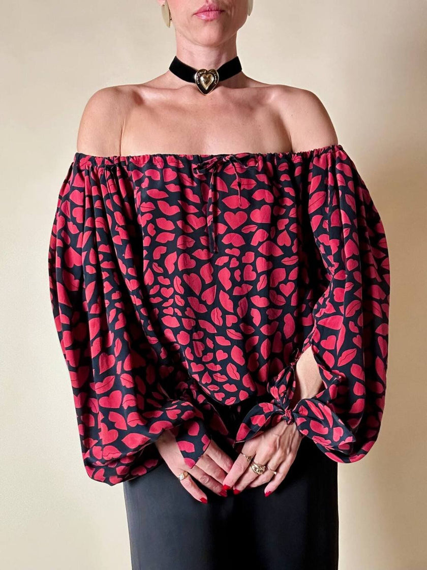 Blusa in seta nera con bocche e cuori rossi “Yves Saint Laurent”
