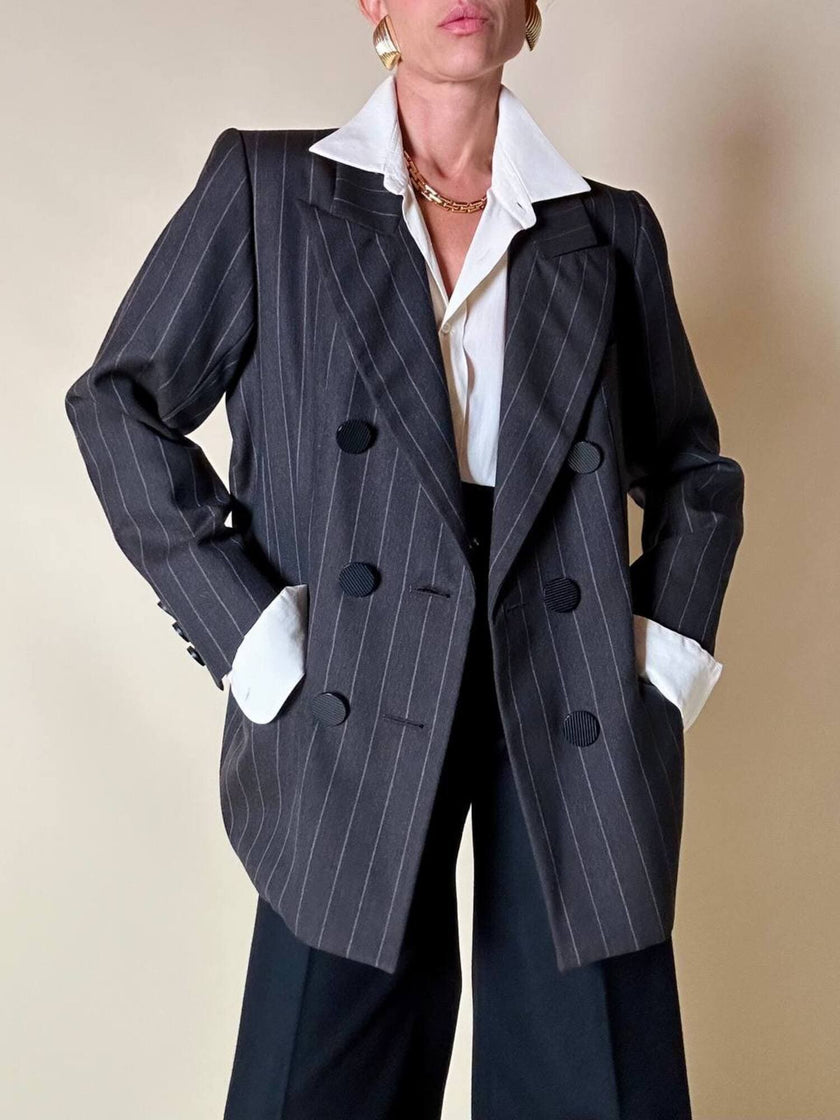 Blazer doppiopetto in rasato di lana grigio gessato con maxi bottoni neri  “Yves Saint Laurent”