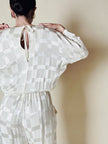 Jumpsuit vintage Spengler Mode in viscosa jacquard avorio con scollo drappeggiato
