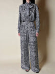 Jumpsuit in seta fantasia zebrata con maxi fiocco al collo