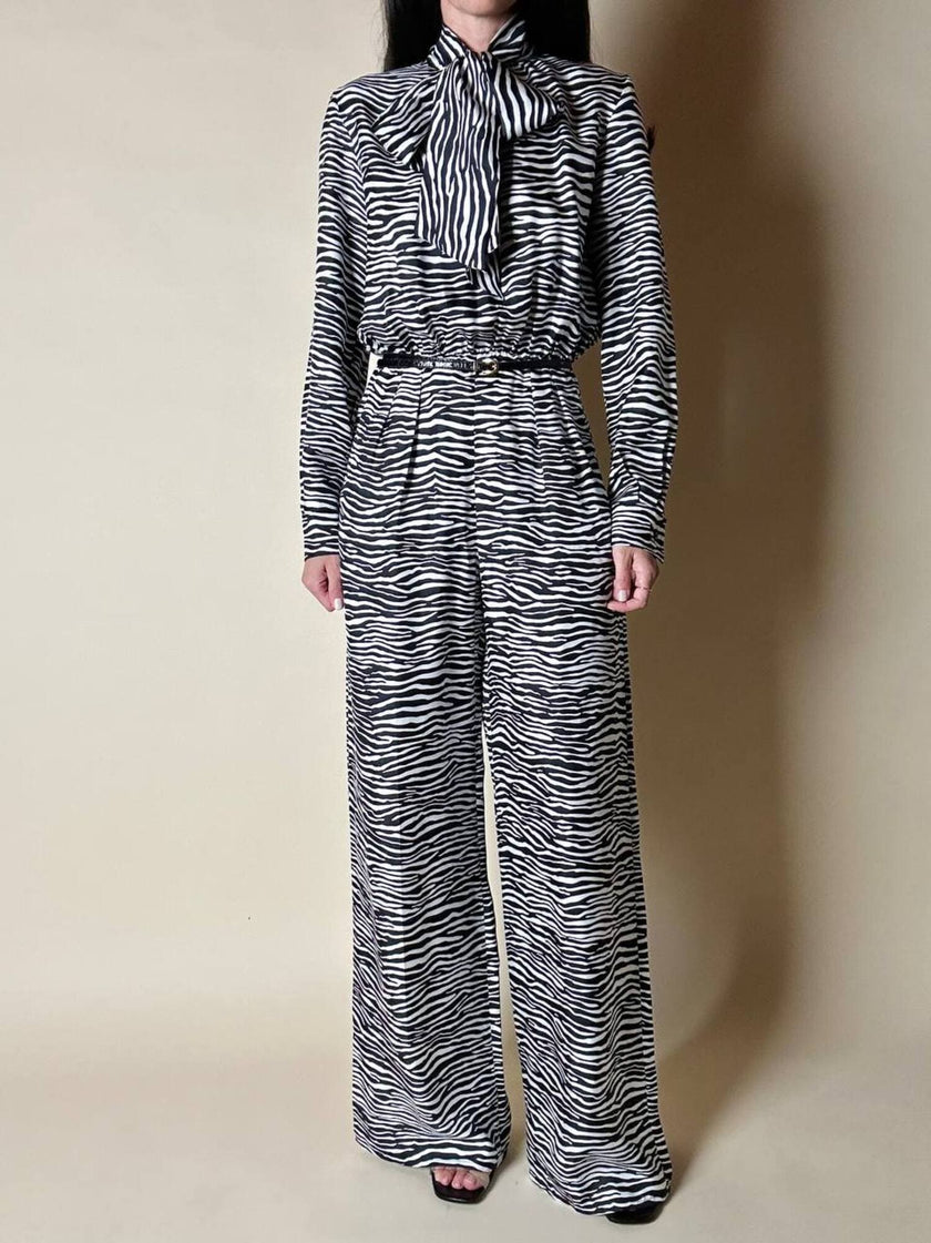 Jumpsuit in seta fantasia zebrata con maxi fiocco al collo
