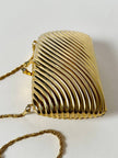 Clutch vintage in metallo dorato con motivo cannelé e chiusura serpenti De Leville