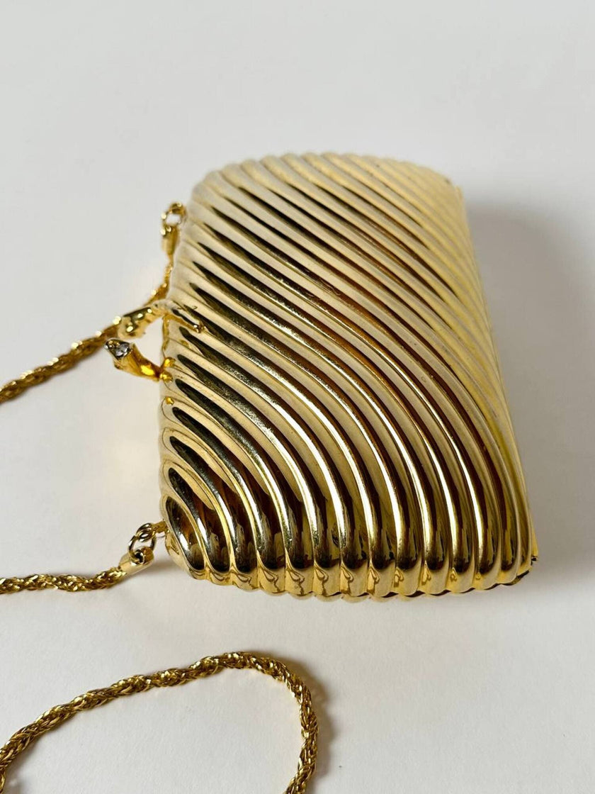 Clutch vintage in metallo dorato con motivo cannelé e chiusura serpenti De Leville