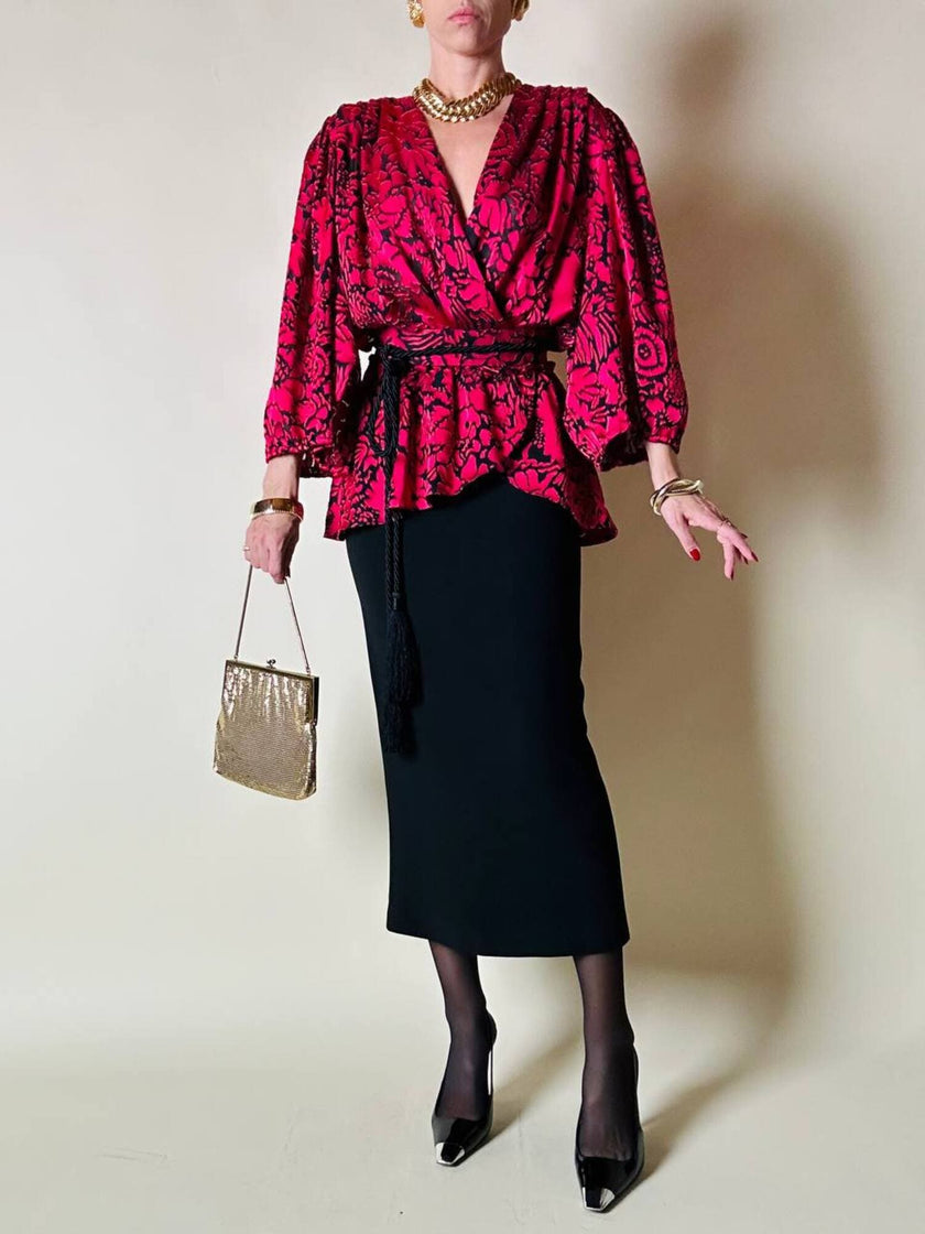 Blusa in chiffon devorè nero con damaschi in raso rosso/fucsia